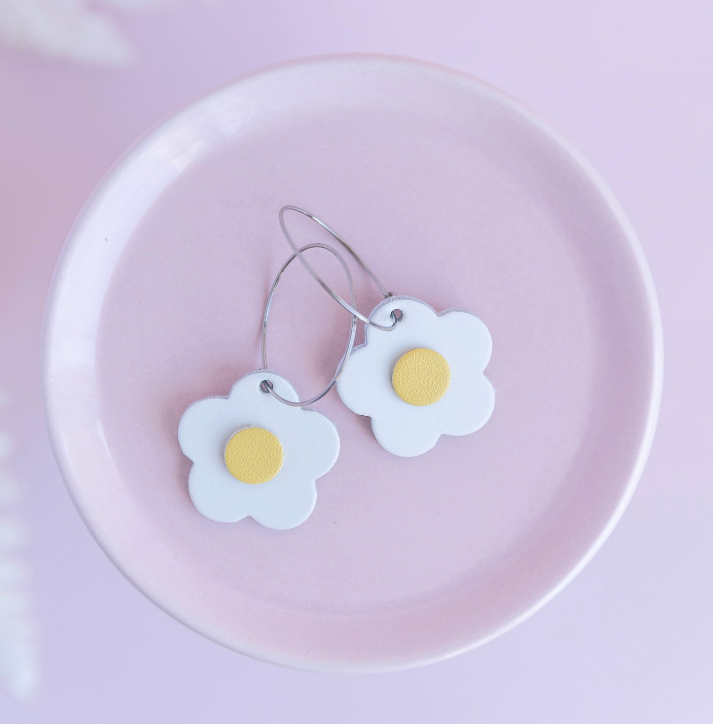 THE LEATHER DAISY HOOP in White/ Lightweight Statement Earrings