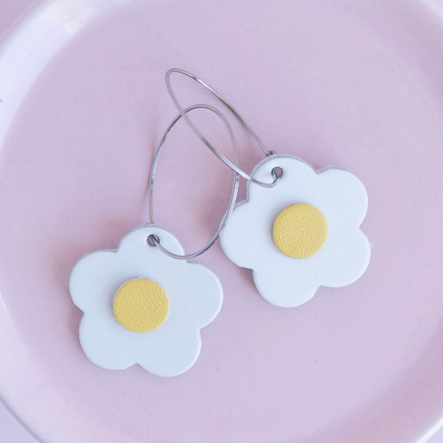THE LEATHER DAISY HOOP in White/ Lightweight Statement Earrings